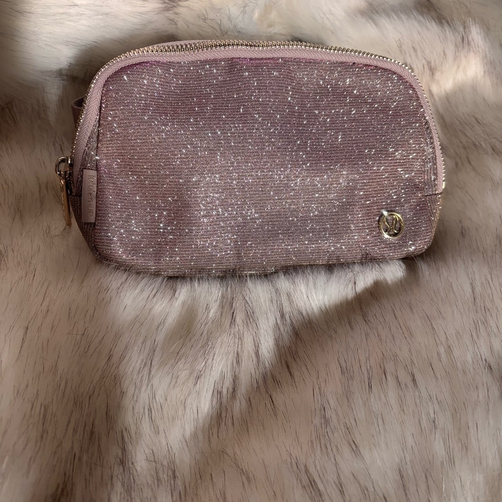 Lululemon - 💕🌸 Everywhere Belt Bag 1L Glitter in Pink